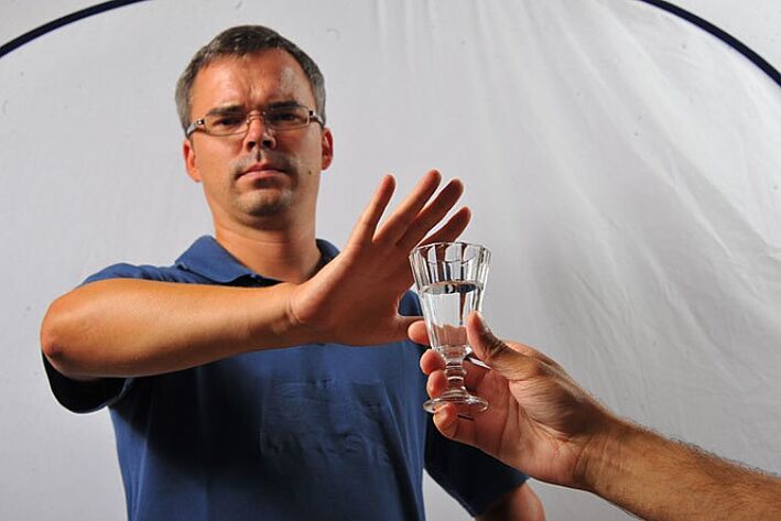 Mit dem Trinken aufzuhören ist eine Möglichkeit, selbst mit dem Trinken aufzuhören